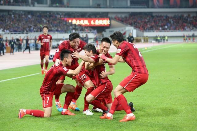 摆脱依赖首发阵容的尼克斯击败骑士，赢得2025年NBA圣诞大战（尼克斯凭替补发力击败骑士，赢下2025年NBA圣诞大战）