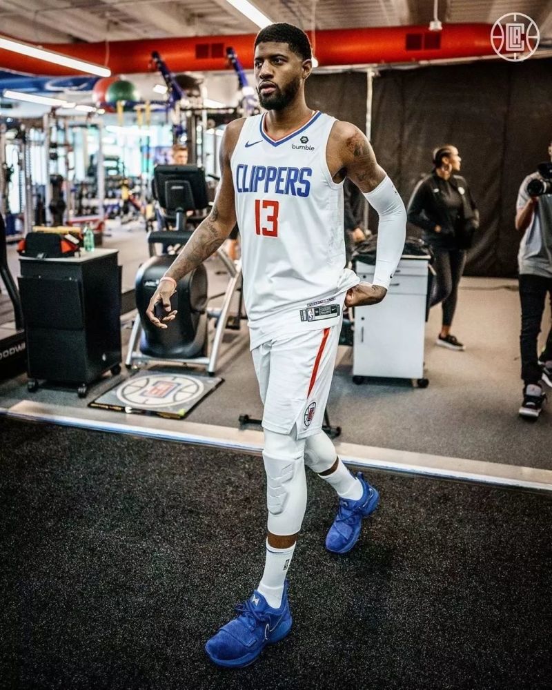 萨利巴：海因策帮了我们很多，他与我们的交流非常多（萨利巴：海因策对我们帮助很大，与我们沟通交流非常频繁）