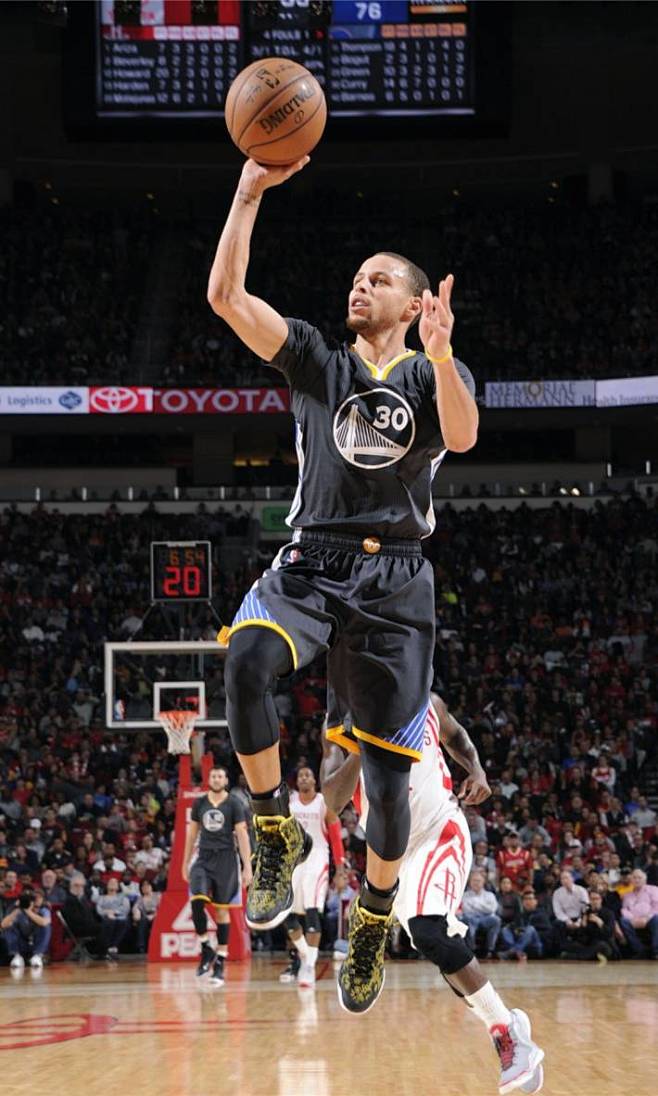 爱德华兹半场高效表现，首节独得12分（爱德华兹上半场火力全开，首节砍下12分）