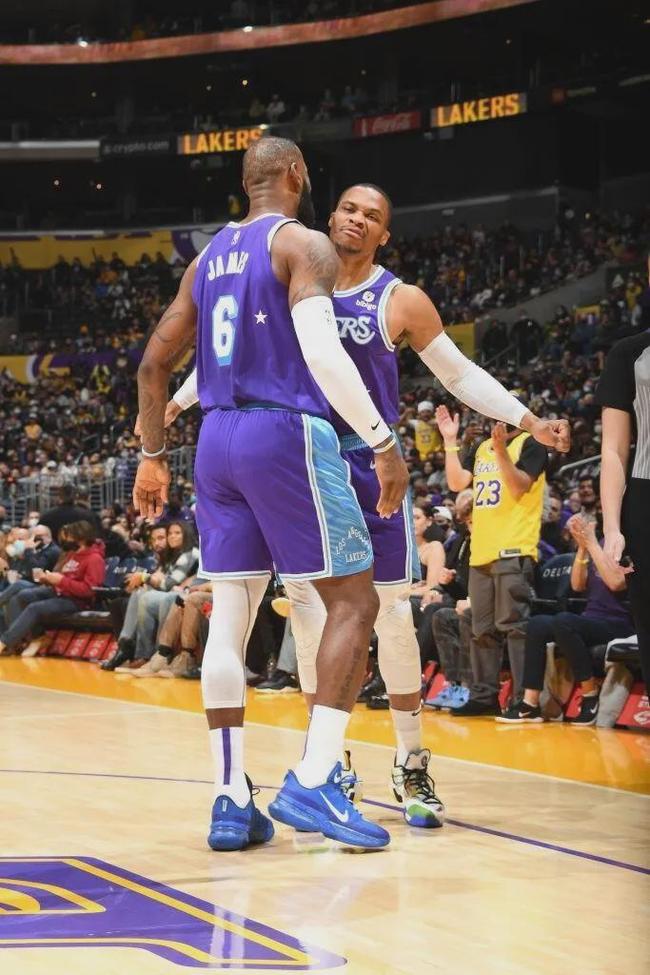 足球周刊：重返国足是刘若钒的愿望，殷切期待完成A级赛首秀（足球周刊：刘若钒盼回归国足，渴望迎来A级赛首秀）