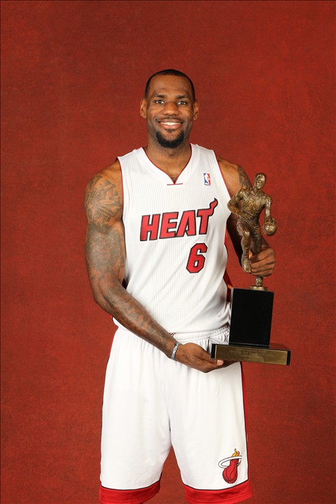 名记：雄鹿正在尽一切努力说服字母哥留队并瞄准多名球星引援（名记：雄鹿全力挽留字母哥，瞄准多位大牌球星补强）