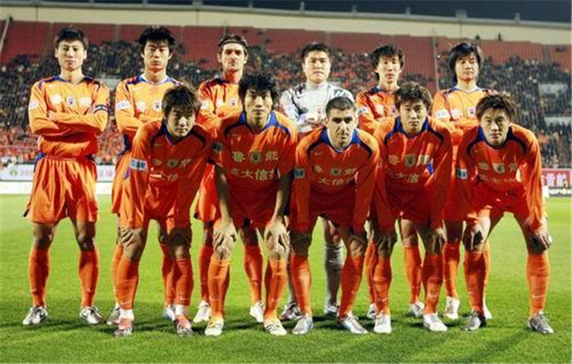 吉鲁帽子戏法助阿森纳3-0胜奥林匹亚科斯晋级欧冠16强（吉鲁戴帽，阿森纳3-0击败奥林匹亚科斯，挺进欧冠16强）