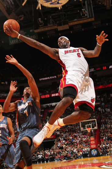 莫德里奇回忆热刺生涯，未能如愿加盟切尔西，反而成就皇马传奇（回顾热刺岁月：莫德里奇未赴切尔西，却在皇马成就传奇）