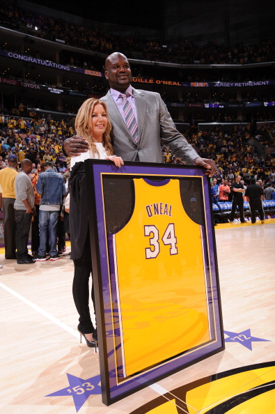 湖人浓眉哥篮下统治球队获胜（戴维斯内线称霸助湖人取胜）