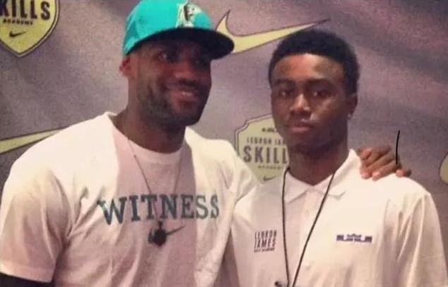 半场战报：莱万特0-2毕尔巴鄂竞技，尼科-威廉斯建功，罗伯特-纳瓦罗破门（半场快讯：毕尔巴鄂竞技2-0领先莱万特，尼科-威廉斯与罗伯特-纳瓦罗先后进球）