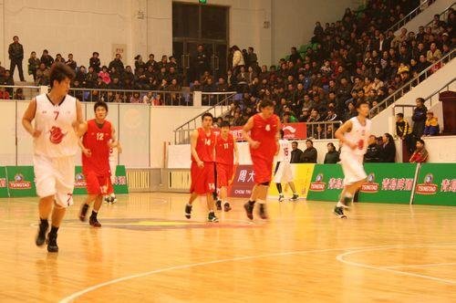 曼联防线稳固零封曼城德比胜利（曼联铁壁零封曼城，德比战告捷）