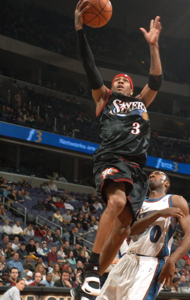 女足英联杯中发生暴力冲突，一名球员抓住对手脖子将其摔倒（女足英联杯爆发肢体冲突：一名球员抓住对手颈部将其摔倒）