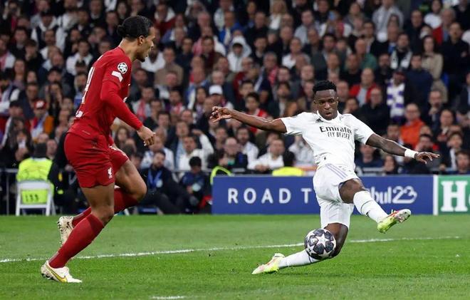 詹姆斯投篮与传球给八村哲的区别解析（詹姆斯投篮与给八村哲传球的差异解读）