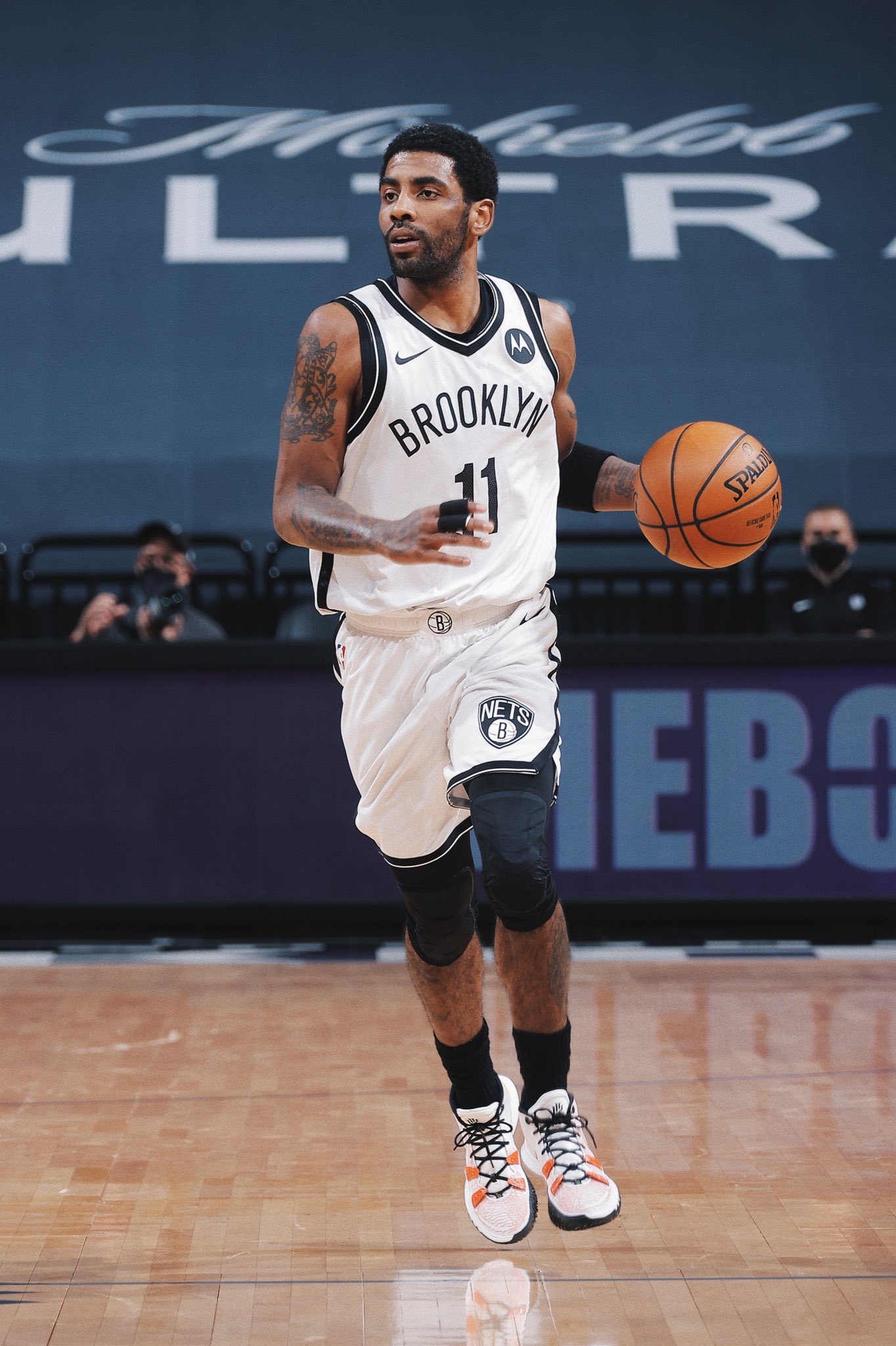 埃奇库姆上半场表现抢眼，高效得分助球队领先（埃奇库姆上半场火热手感，高效得分助队取得领先）