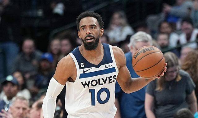 迈克·布朗：哈特整晚防字母哥都非常拼，唐斯进攻篮板很关键（迈克·布朗：哈特整场死守字母哥拼劲十足，唐斯的进攻篮板至关重要）