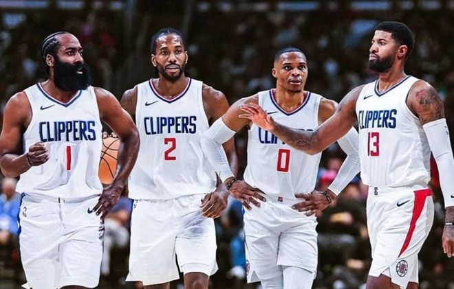 卡洛斯：C罗是所有球员的榜样；相比小罗我更爱去大罗的派对（罗伯托·卡洛斯：C罗堪称球员榜样；比起小罗的，我更愿参加大罗的派对）