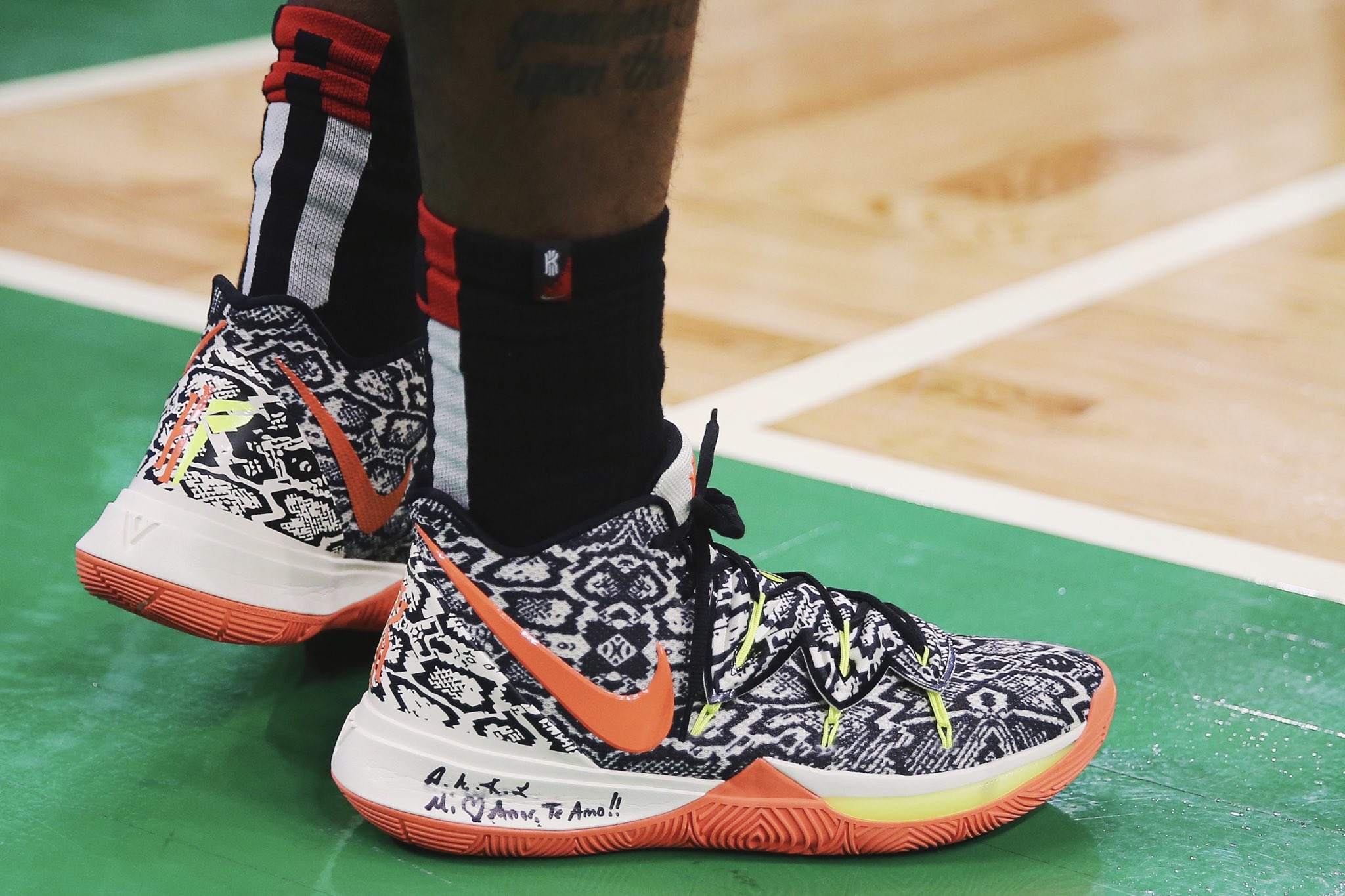 林诗栋：我没有让大家失望！胜利后亲吻胸前国旗（林诗栋：不负众望，取胜后深情亲吻胸前国旗）