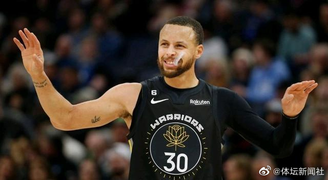 惨成“受害者”！詹姆斯撒镁粉，旁边的八村被撒一脸（詹姆斯撒镁粉闹乌龙，身旁的八村塁被糊了一脸粉）