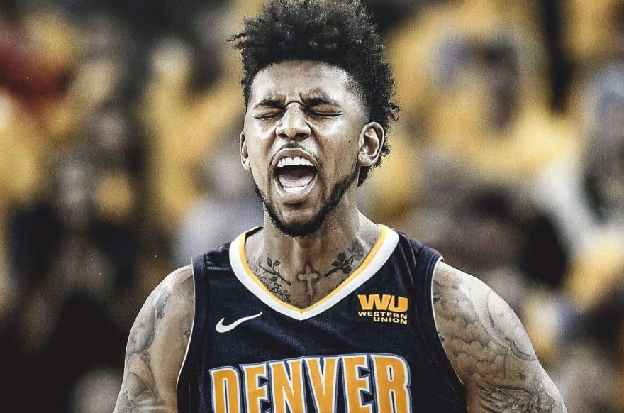 中锋低位背打技巧解析（中锋低位单打要领详解）