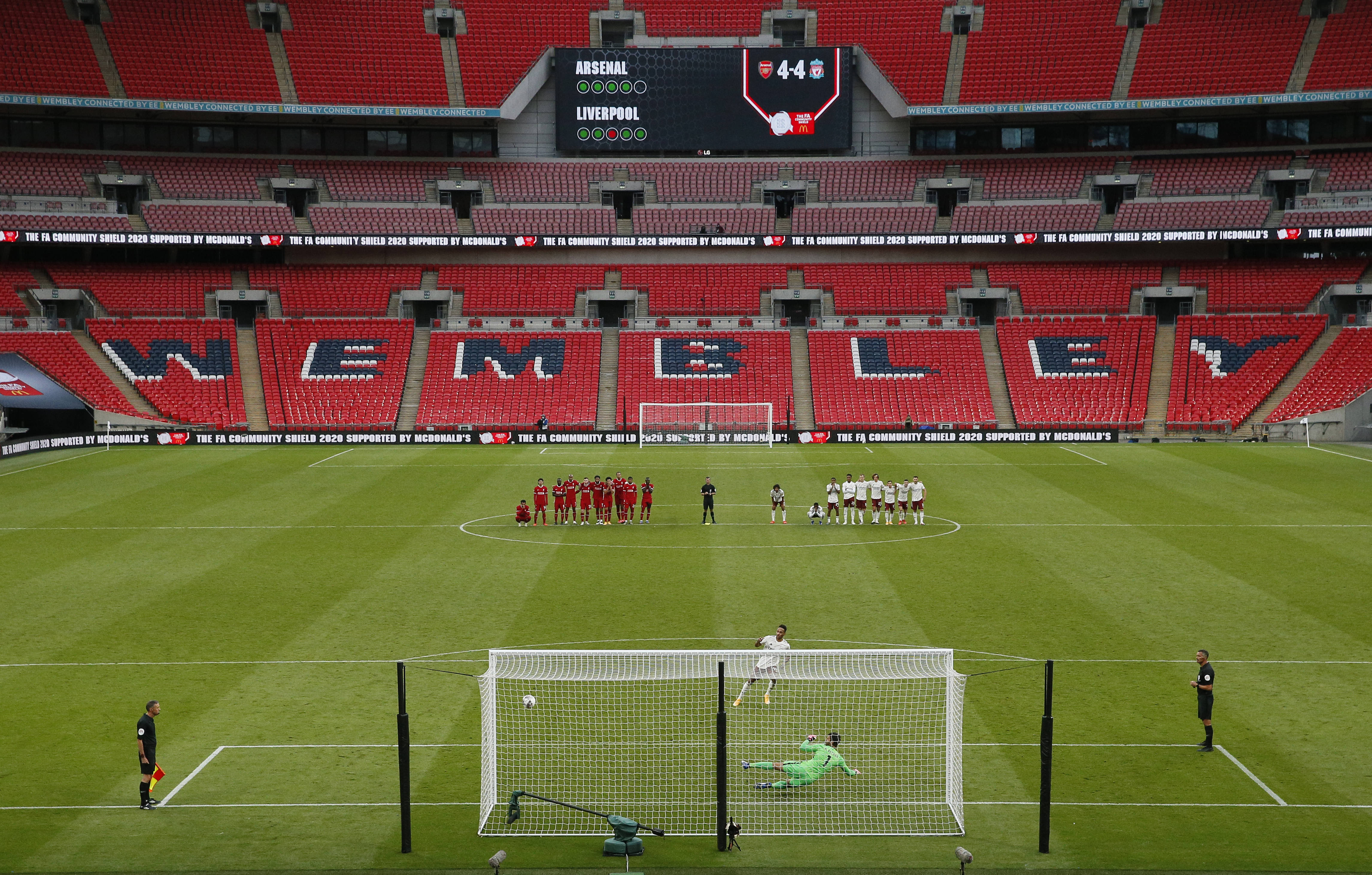 玩花活玩出事了！东契奇开场5分钟送4失误 离谱背传直接丢球（花活翻车！东契奇开场五分钟4次失误，离谱背后传球直接丢球）