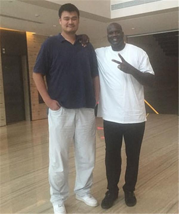 默特萨克、于大宝观战梅州U15vs浙江U15，并与小球员互动（默特萨克与于大宝到场观看梅州U15对阵浙江U15，并与小球员互动交流）