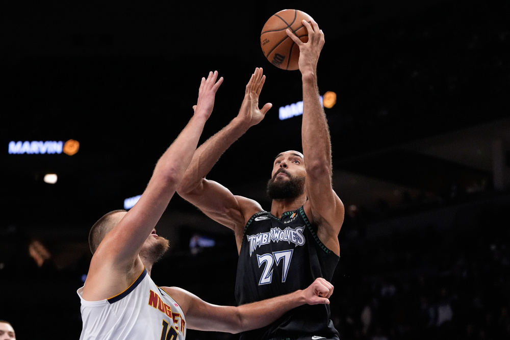 支持家乡球队，费德勒现身巴塞尔主场看台看对阵维拉的比赛（费德勒现身巴塞尔主场为家乡队助威，观战对阵维拉的比赛）